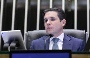 Sob pressão da oposição, Motta anuncia que irá votar urgência de projeto de anistia, mas sem texto definido