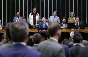Após manobra, Câmara recoloca votação secreta na PEC da Blindagem