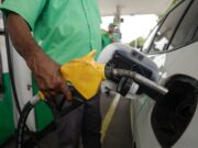 Petrobras reduz preço da gasolina na refinaria em 4,9%