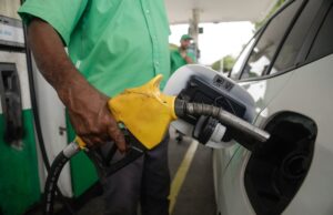 Petrobras reduz preço da gasolina na refinaria em 4,9%