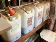 Polícia acha fábrica que guardava bebida em tambor de químico