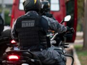 Homem é preso e PM apreende 55 porções de drogas