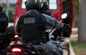 Homem é preso e PM apreende 55 porções de drogas