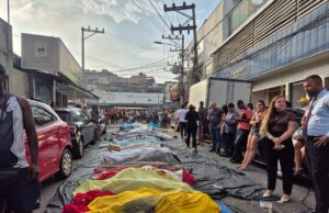 Pelo menos 44 corpos são levados por moradores para praça na Penha; há mais em área de mata