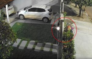 Vídeo mostra alvo de operação atirando na casa de ex-sócios