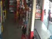 Vídeo mostra idosa esfaqueando homem em bar no interior; veja