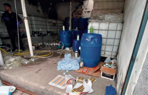 Com uma fábrica ilegal interditada a cada cinco dias, venda de bebida falsificada explode no país