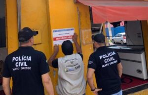 Polícia interdita açougue com esgoto no fundo e carne no chão