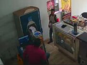 Homem armado assalta padaria em bairro de VG; veja vídeo