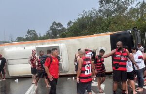 Ônibus com torcedores do Flamengo a caminho da Argentina tomba na Dutra; há 46 feridos, quatro em estado grave