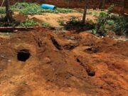 Polícia localiza cadáver enterrado em quintal de casa e prende três