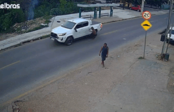 Motorista de Hilux atropela morador de rua e foge; veja o vídeo