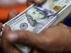 Dólar cai a R$ 5,27, menor nível em 17 meses; bolsa fica perto do 12º recorde
