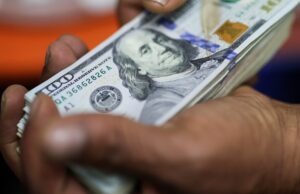 Dólar cai a R$ 5,27, menor nível em 17 meses; bolsa fica perto do 12º recorde