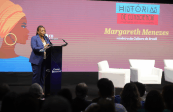 “As mulheres têm importância na reestruturação da política e na materialização da democracia”, diz ministra em debate sobre protagonismo feminino