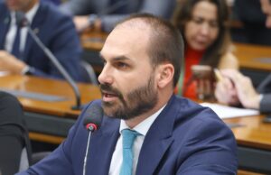 STF tem maioria para tornar Eduardo Bolsonaro réu por tentar coagir STF sobre julgamento do pai