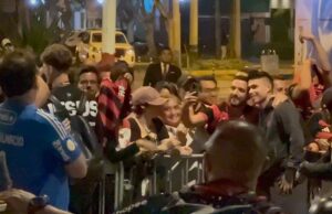 Campeão da Libertadores, Flamengo deixa hotel e inicia viagem de volta ao Rio; veja