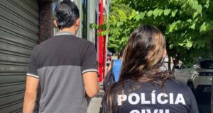 Colombiano é preso após tentar cortar dedos da companheira