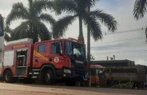 Bombeiros realizam desencarceramento de corpo de carro em acidente