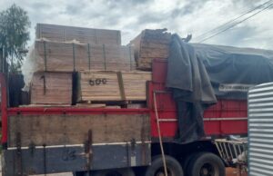 Batalhão Ambiental apreende caminhão com carga irregular de madeira