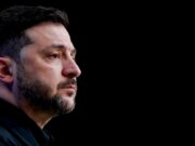 Zelensky chega à Flórida para reunião com Trump sobre acordo de paz