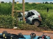Mulher perde o controle do veiculo, colide em poste e morre