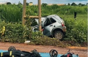 Mulher perde o controle do veiculo, colide em poste e morre