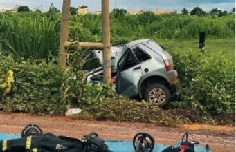 Mulher perde o controle do veiculo, colide em poste e morre