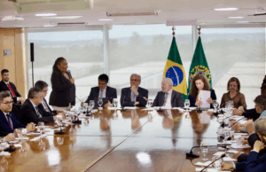 Ao lado de Lula, ministra Margareth Menezes destaca avanços para servidores da Cultura em reunião no Palácio do Planalto — Ministério da Cultura