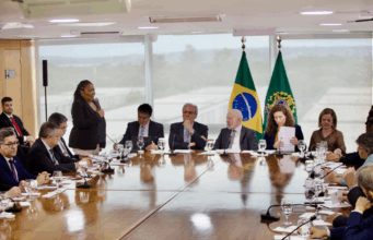 Ao lado de Lula, ministra Margareth Menezes destaca avanços para servidores da Cultura em reunião no Palácio do Planalto — Ministério da Cultura