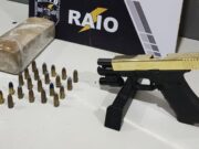 Polícia apreende arma de fogo, munições e tablete de maconha