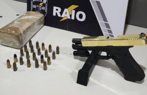 Polícia apreende arma de fogo, munições e tablete de maconha