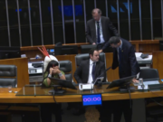 Deputado Glauber Braga é retirado à força após ocupar Mesa da Câmara