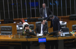 Deputado Glauber Braga é retirado à força após ocupar Mesa da Câmara