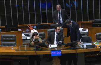 Deputado Glauber Braga é retirado à força após ocupar Mesa da Câmara