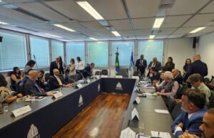 CCJ da Alerj aprova projeto para revogar prisão de Rodrigo Bacellar