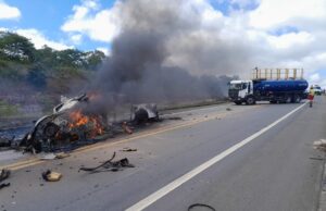 Onze pessoas morrem em batida entre carros na divisa entre BA e ES