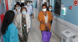 Ministra Margareth Menezes visita Hospital Martagão Gesteira em Salvador — Ministério da Cultura