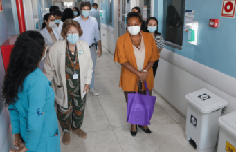 Ministra Margareth Menezes visita Hospital Martagão Gesteira em Salvador — Ministério da Cultura