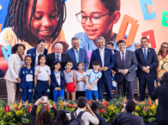 Ao lado de Lula, ministra participa da entrega de prêmios da 2ª edição do Selo Alfabetização — Ministério da Cultura