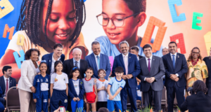 Ao lado de Lula, ministra participa da entrega de prêmios da 2ª edição do Selo Alfabetização — Ministério da Cultura