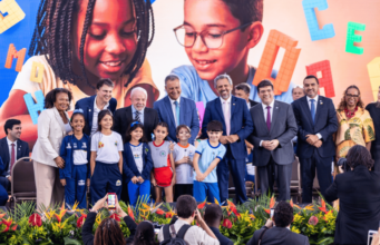 Ao lado de Lula, ministra participa da entrega de prêmios da 2ª edição do Selo Alfabetização — Ministério da Cultura