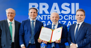 Ao lado de Lula, Margareth Menezes acompanha lançamento do programa Brasil Contra o Crime Organizado no Palácio do Planalto