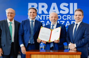 Ao lado de Lula, Margareth Menezes acompanha lançamento do programa Brasil Contra o Crime Organizado no Palácio do Planalto