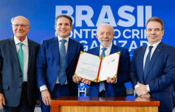 Ao lado de Lula, Margareth Menezes acompanha lançamento do programa Brasil Contra o Crime Organizado no Palácio do Planalto